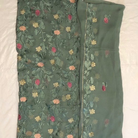 Woman's Unstitched Pakistani Suit - Picture 3 of 4